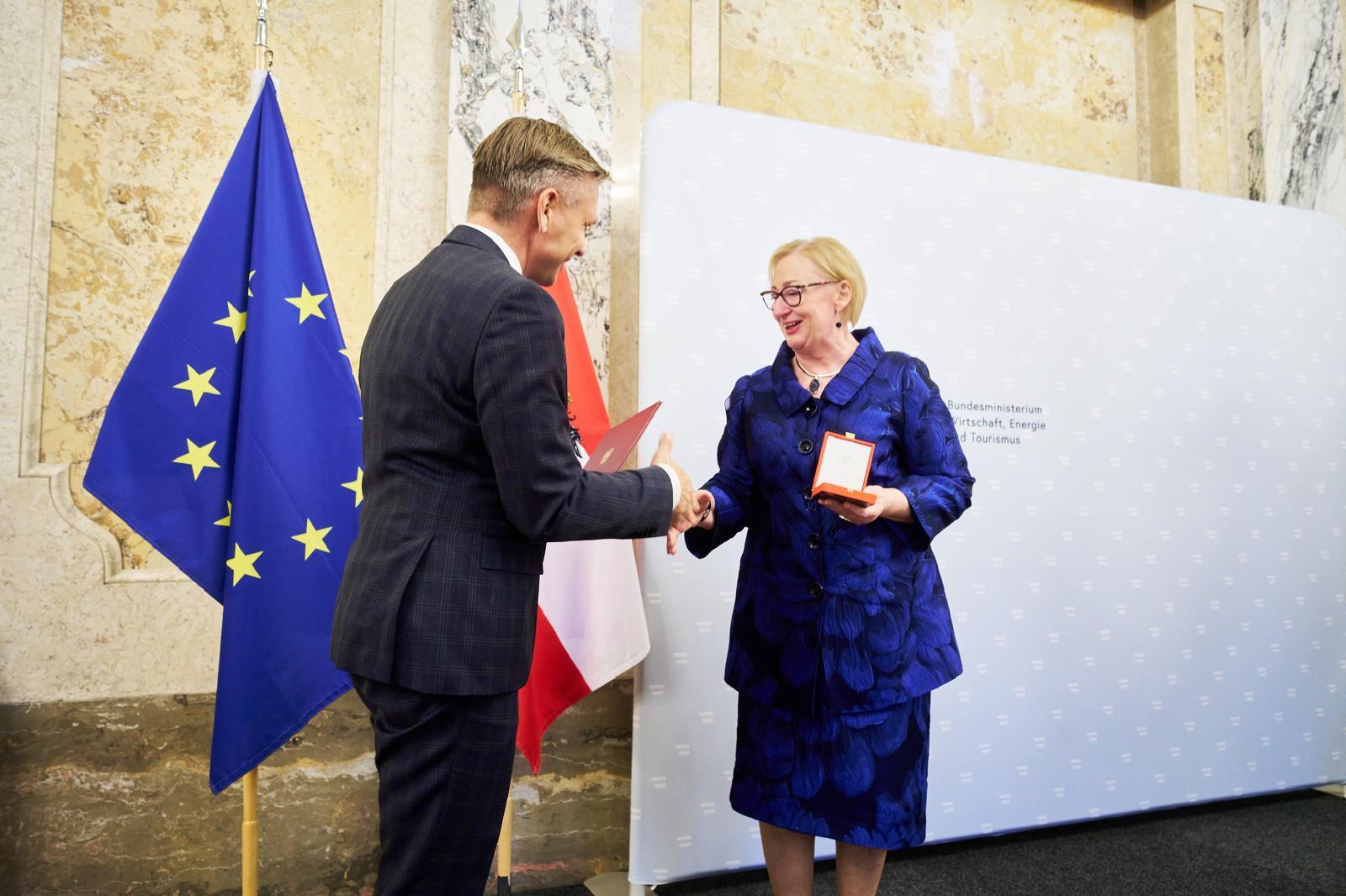 Ehrenzeichen der Republik Österreich - Frau Schöppl-Stritzinger Ingrid